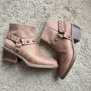 Blowfish Malibu Women’s Ankle Boots – Size 7.5 . New